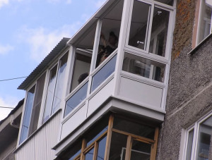Остекление балконов в Омске с выносом