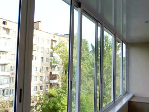 Остекление балконов в Омске с выносом